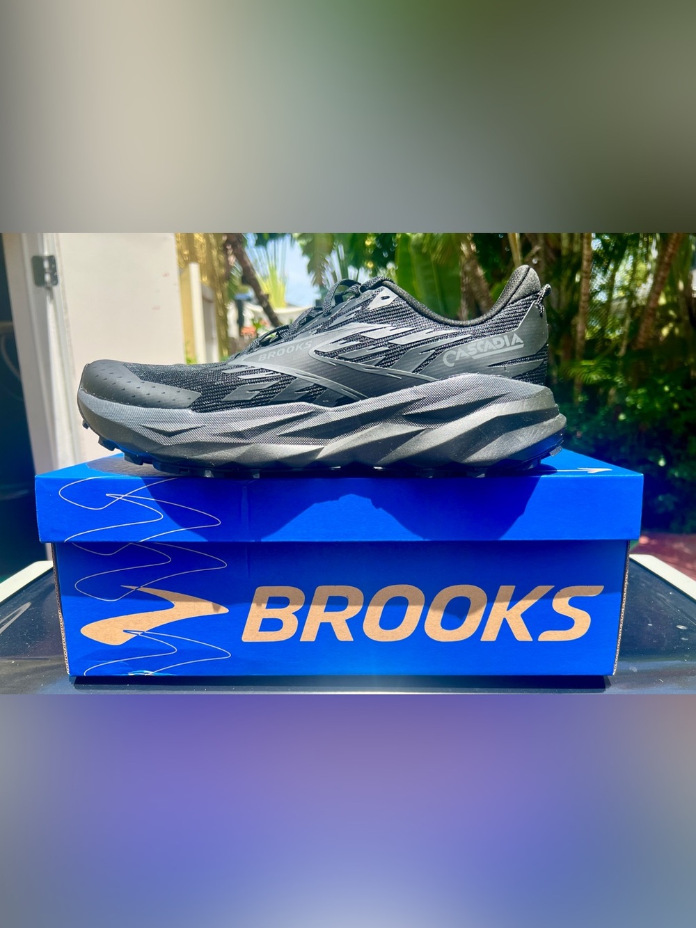 Brooks Men’s Black Athletic Trail Shoes. Never worn. - Picture 5 of 8